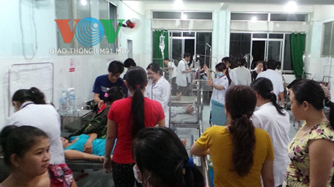 Hàng loạt công nhân nhập viện sau bữa ăn tối Thông kê ban đầu, có gần 100 công nhân nhập viện cấp cứu