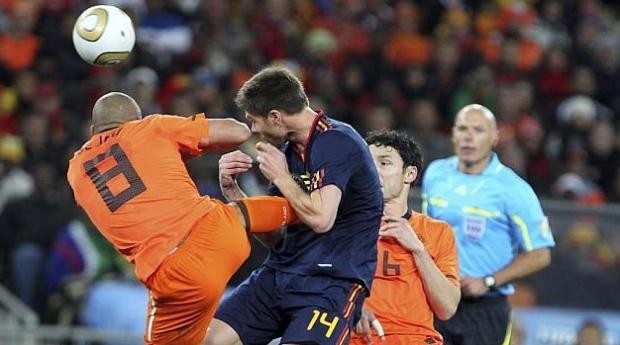 De Jong đá một cú, Alonso sợ suốt 4 năm Cú kungfu lịch sử của De Jong