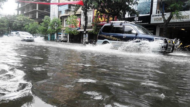 Mưa xối xả, người dân Vinh bơi trong biển nước Mưa xối xả, người dân Vinh bơi trong biển nước
