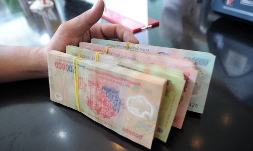 Những thứ không nên vay tiền để mua Vay tiền mua đồ sẽ giải quyết được nhu cầu tức thời nhưng kéo theo gánh nặng trả nợ về sau. Ảnh: VnExpress