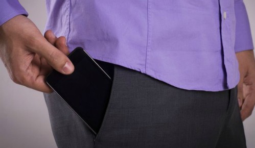 Điện thoại di động bỏ túi quần ảnh hưởng đến tinh trùng Ảnh: BBC