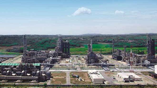 Gazprom muốn mua 49% cổ phần lọc dầu Dung Quất Việc Gazprom rót vốn được kỳ vọng sẽ giúp nhà máy lọc dầu Dung Quất nâng công suất chế biến lên khoảng 10 triệu tấn/năm, đáp ứng khoảng 50% nhu cầu nhiên liệu xăng, dầu cả nước.