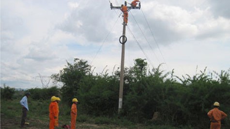 Cột điện bất ngờ đổ đè chết 2 công nhân Ảnh minh họa
