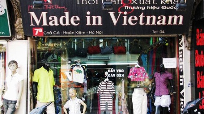 Khoét mác để biến đồ Trung Quốc thành hàng Việt Nam Một cửa hàng bán quần áo “Made in Việt Nam”, VNXK