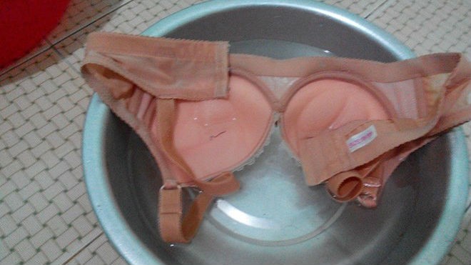 Áo ngực nghi của Trung Quốc có đỉa bò lúc nhúc Áo ngực nghi của Trung Quốc có đỉa bò lúc nhúc