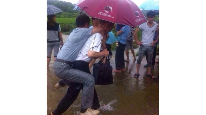 Mất chức vì bắt cấp dưới cõng cho khỏi ướt giày Vương Quân Hoa để cấp dưới cõng đi chỉ đạo cứu hộ vì sợ...ướt giày.