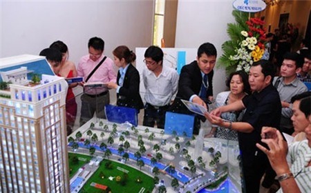 Mua bán nhà ‘trên giấy’ phải có bảo lãnh Bộ Xây dựng bảo lưu quan điểm Nhà nước cần can thiệp khi thị trường bất động sản biến động.