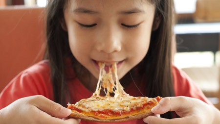 'Vỗ béo' sai cách, con mắc bệnh Nhiều ông bố bà mẹ cho con thỏa thích ăn thức ăn nhanh, bánh kẹo, đường bột mà quên đi nguy cơ mắc bệnh béo phì đang ngấp nghé