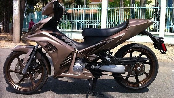 'Chim ưng sa mạc' Yamaha Exciter biển ngũ quý 5 Ngoài ra, pô xe cũng đươc thay mới bằng kiểu pô ngắn, cụt phong cách Taylormade.