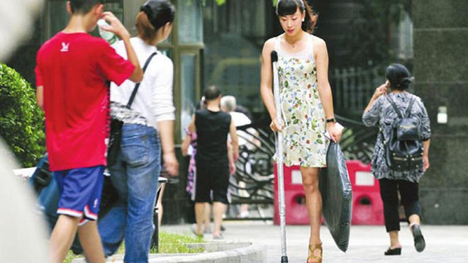 Cô gái một chân vẫn dũng cảm đi giày cao gót Bức ảnh Er Ma A Yi một chân đi giày cao gót lan truyền nhanh chóng trên mạng. Ảnh: Ifeng