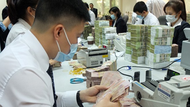 Nhân viên ngân hàng vừa làm vừa lo đền tiền tỷ Nhiều nhân viên ngân hàng tỏ ra hoang mang sau vụ khách hàng kiện ngược nhà băng đòi sổ tiết kiệm 70.000 USD. Ảnh minh họa: Thanh Lan.