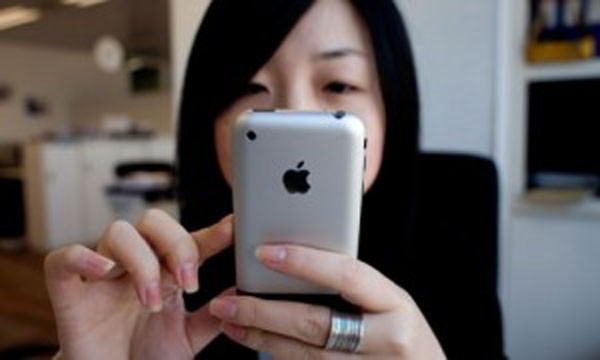 Người đàn bà bị chồng bỏ vì nghiện... smartphone Những chiếc smartphone với nhiều ứng dụng thông minh ngày càng khiến nhiều người sử dụng không thể rời mắt. Ảnh minh họa: Freesun