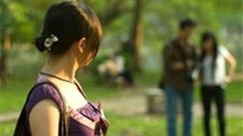 Vợ in 10.000 tờ rơi “tố” chồng cặp bồ Chị đau đớn, ngã quỵ khi phát hiện chồng có người đàn bà khác. (Ảnh minh họa)