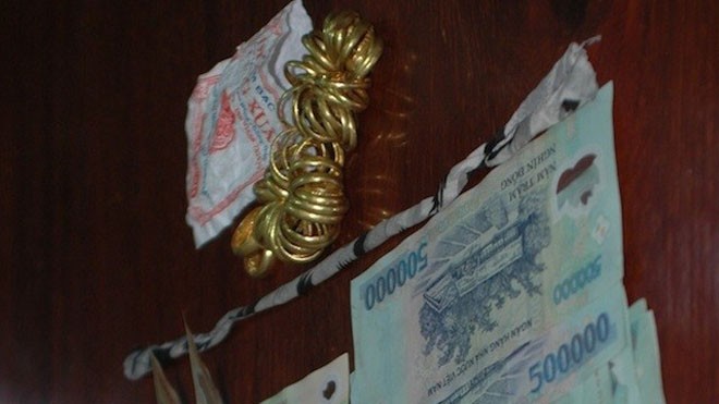 Gặp họa vì các nàng dâu là 'bác thằng bần' Số vàng giả mà cô con dâu lừa gia đình.