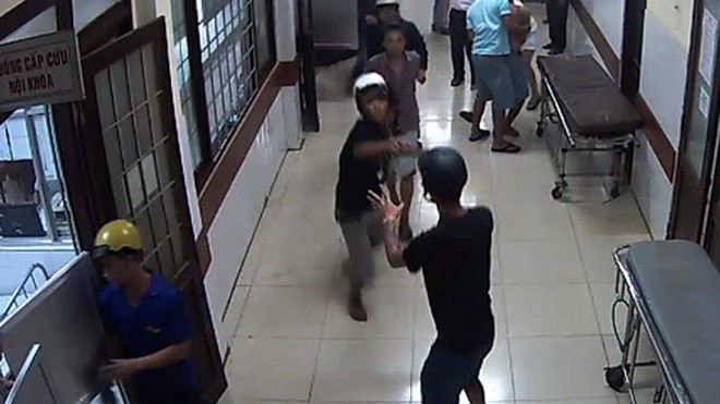 Hai nhóm côn đồ náo loạn bệnh viện bị bắt Hai nhóm côn đồ truy sát nhau trong bệnh viện - Ảnh cắt từ clip của BV