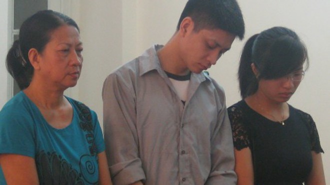 Mẹ đi tù vì giúp con trai phi tang súng gây án Tùng cùng vợ và mẹ đẻ tại toà.