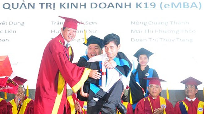 Tân thạc sĩ được cõng lên nhận bằng gây xúc động Tân Thạc sĩ Trần Thanh Sơn được cõng lên nhận bằng.