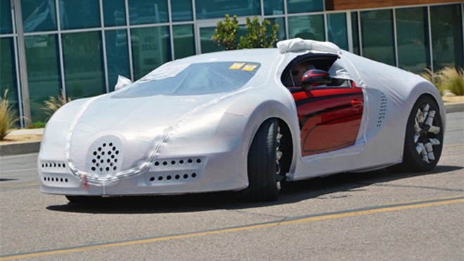 Siêu xe Bugatti được vận chuyển thế nào? Xe được phủ kín, kể cả bộ vành khi được đưa tới đại lý ở San Diego.