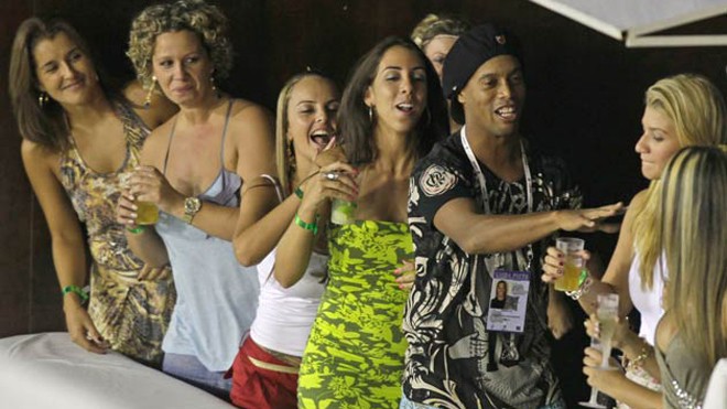 Ronaldinho bán biệt thự để sắm 'lâu đài tình ái' Ronaldinho bán nhà để tậu đất cho Ignacio