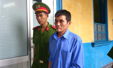 ‘Yêu râu xanh’ tự tử sau khi xâm hại bé gái Bị cáo được dẫn giải sau phiên tòa.