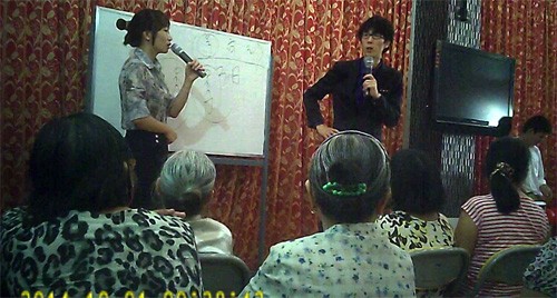 Lạ kỳ sản phẩm 'chữa bá bệnh' chỉ bán cho... bà già Những người Hàn Quốc đang giới thiệu, mời khách hàng là các cụ bà mua sản phẩm tại Công ty Shopping Shop, hẻm 127 Hoàng Hoa Thám, Q.Tân Bình - Ảnh: Lương Ngọc/ Thanh Niên