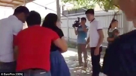 Lạ lùng cảnh bắt vợ giữa ban ngày tại Kazakhstan Cô dâu mặc áo đen đang bị lôi ra khỏi nhà