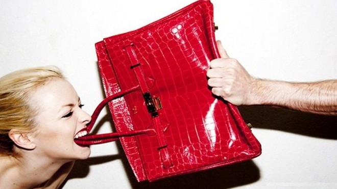 Tự thú của một tín đồ Hermès ở Việt Nam Dù là thương hiệu đắt đỏ, nhưng Hermès không phải lúc nào cũng được lòng người dùng. Khách hàng vẫn thường phàn nàn về chuyện những chiếc túi này khá nặng, và kiểu dáng cứng nhắc. Ảnh: Tylershields.