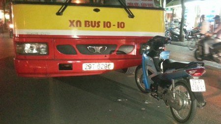 Xe buýt lấn đường, tông thẳng vào xe máy Chiếc xe máy găm thẳng vào đầu xe buýt.