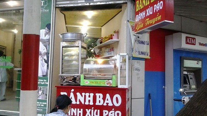 Mốt mở cửa hàng 'hạt tiêu', giá thuê khét lẹt ở HN Quán siêu nhỏ, diện tích chỉ hơn 1mét vuông, thực khách phải ngồi tràn ra vỉa hè để thưởng thức đồ ăn.