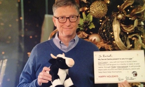 9 bí mật về tỷ phú giàu nhất thế giới Bill Gates Bill Gates chụp ảnh cùng quà tặng cho một người dùng Reddit năm ngoái. Ảnh: Reddit