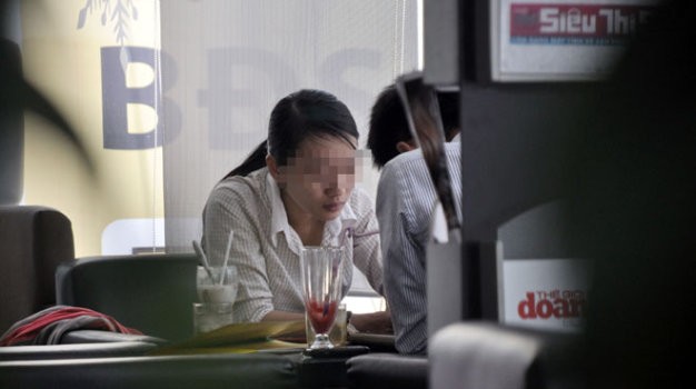 Tiết lộ rúng động của nhân viên sàn vàng 'chui' Nhân viên kinh doanh của một công ty tài chính giới thiệu cho nhà đầu tư tham gia sàn vàng - Ảnh: Quang Định (Tuổi Trẻ)