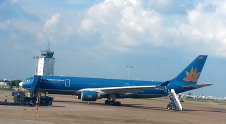 Say rượu, hành khách Nga đánh tiếp viên Vietnam Airlines Hành khách Nga say rượu đã đánh tiếp viên và hành khách trên chuyến bay VN060 từ Mát-cơ-va về TPHCM hôm 30/10