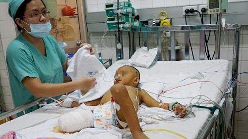 Quặn lòng cắt chân cháu bé bị hoại tử do côn trùng cắn Bệnh nhi đang được điều trị tại Khoa Hồi sức, Bệnh viện Nhi Đồng 2 TP HCM. Ảnh: Thi Ngoan.
