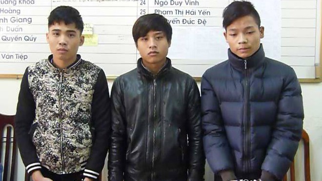 Hà Nội: Trâu không chịu đi ô tô, 3 thanh niên bị bắt Bộ ba trộm cắp trâu tại cơ quan công an.
