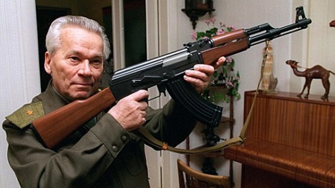 Súng trường danh tiếng AK-47 và những 'án oan' Mikhail Kalashnikov-'cha đẻ' của AK-47. Ảnh: AP