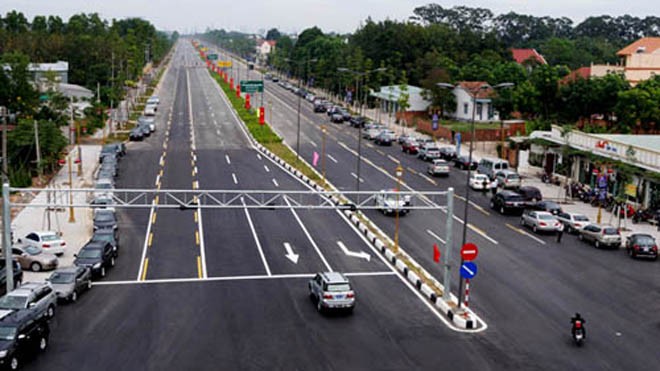 Đường đầu tiên ở Việt Nam có làn cho xe buýt Đường Phạm Ngọc Thạch dẫn vào trung tâm hành chính tỉnh Bình Dương với 8 làn xe và làn dành riêng cho xe buýt. Ảnh: Nguyệt Triều.
