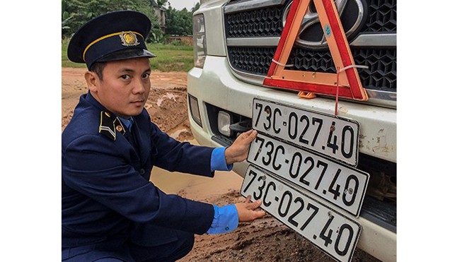 Ôtô siêu trường sử dụng 3 bộ biển số vượt trạm cân Ôtô này có nhiều biển số khác nhau để thay thế.