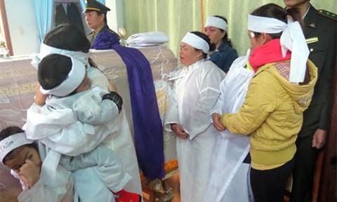 Gió giật đổ cây đè tử vong kiểm lâm đang đi tuần Người thân kiểm lâm Thành khóc ngất bên linh cữu. Ảnh: Hùng Thạnh/ VnExpress