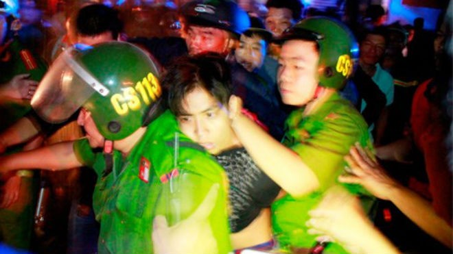 Lợi dụng cháy nhà, móc túi người dân Cảnh sát cơ động 113 bắt một thanh niên có hành vi móc túi