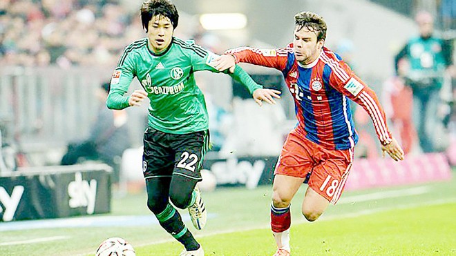 Hùm xám Bayern trọng thương Juan Bernat (phải, Bayern) tỏ ra hụt hơi trước Atsuto Uchida (Schalke).