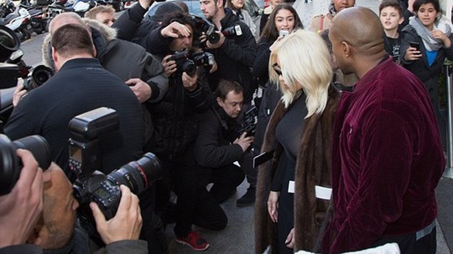 Kim Kardashian gây sốc với thời trang “lộ liễu” Cánh săn ảnh lẫn người hâm mộ chờ họ trước khách sạn