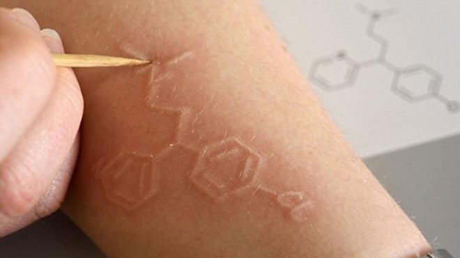 Kỳ lạ cô giáo dùng da tay làm bảng vẽ dạy học Tiến sĩ Zoe Waller và sơ đồ hóa học trên da của mình.