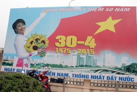Hà Nội dỡ bỏ tấm pano gây phản cảm Sở Văn hóa - Thể thao và Du lịch Hà Nội đã quyết định bỏ tấm pano này. Ảnh: Dân Trí
