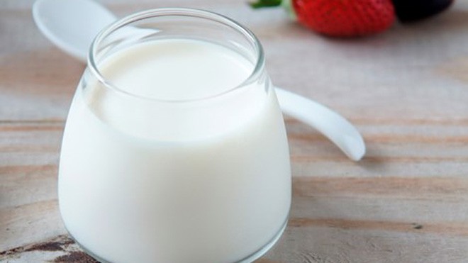 4 loại thực phẩm phòng chống tăng cân khi có tuổi Ăn sữa chua giúp giảm cân, tuy nhiên cần chú ý đến lượng đường có trong sữa chua để tránh bị lên cân. Ảnh minh họa.