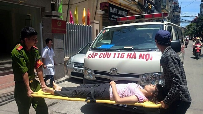 Cứu người phụ nữ nhảy sông Hồng tự vẫn Người phụ nữ nhảy cầu được sơ cứu tại Công an phường Chương Dương. Ảnh: Đại Dương.
