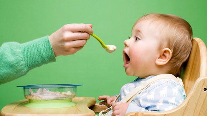 'Bắt lỗi' của mẹ khi cho con ăn khiến con ngày càng còi cọc Ảnh minh họa