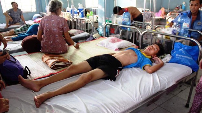 Thanh niên câm điếc bị công an xã chích roi điện ngất xỉu Phát đang điều trị tại bệnh viện. Ảnh: M.T.