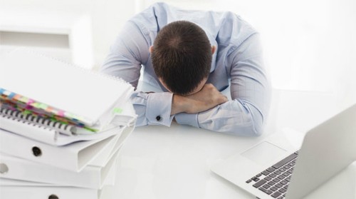 Tại sao vừa ngủ dậy vẫn mệt mỏi? Ảnh: Men's Health.