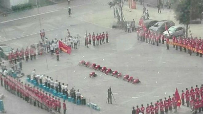 Nhà hàng gây tranh cãi vì bắt nhân viên quỳ lạy quản lý Nghi lễ quỳ lạy quản lý nhà hàng được cho là diễn ra hàng sáng. Ảnh: CCTV News