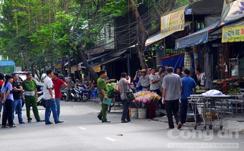 Hãi hùng phát hiện thi thể người bán rau với vết đâm thấu ngực Cơ quan công an đang khám nghiệm hiện trường - Ảnh: Thiên Long